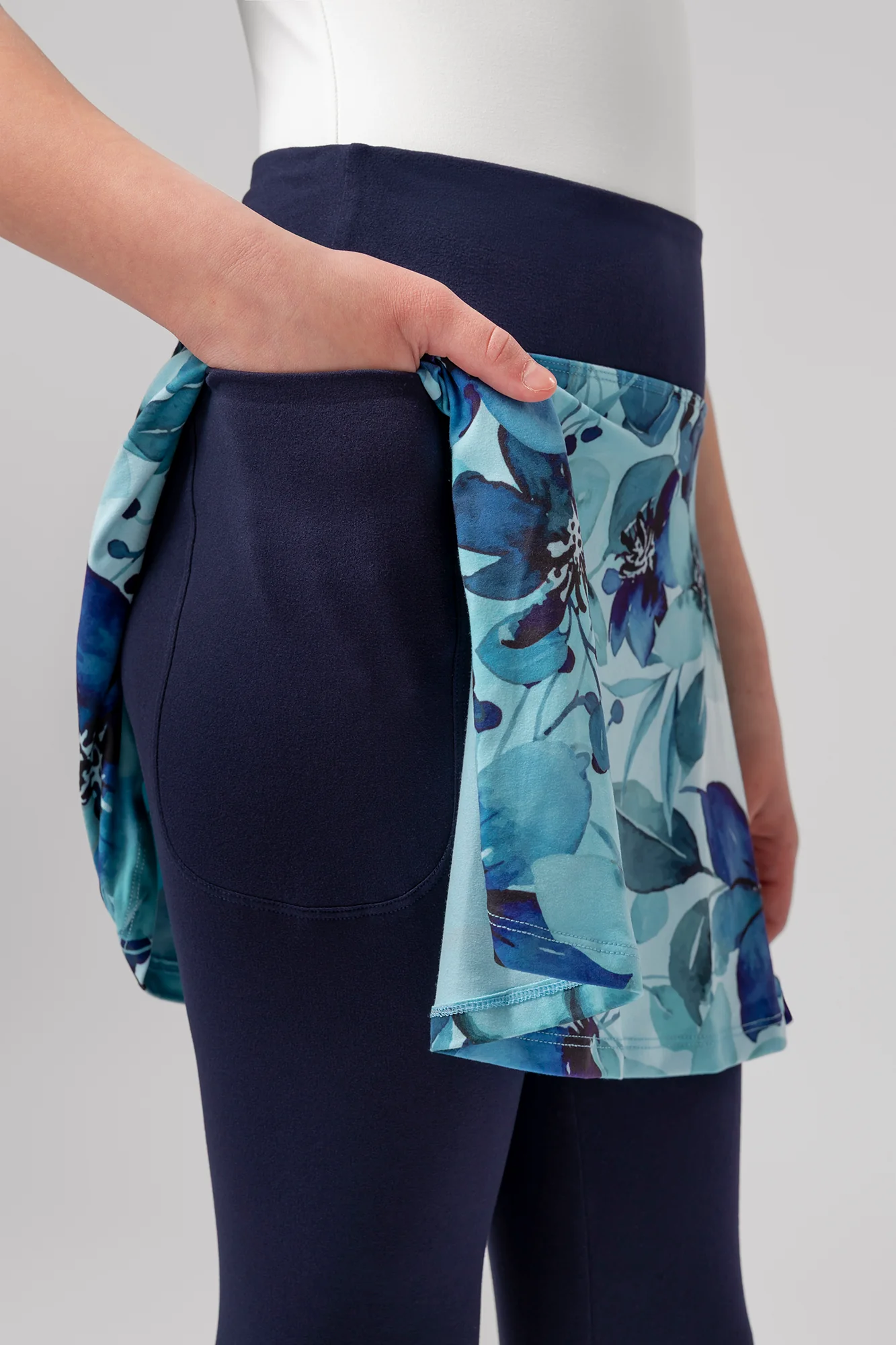 Dziecięce legginsy capri z spódniczką Emilie - Image 5